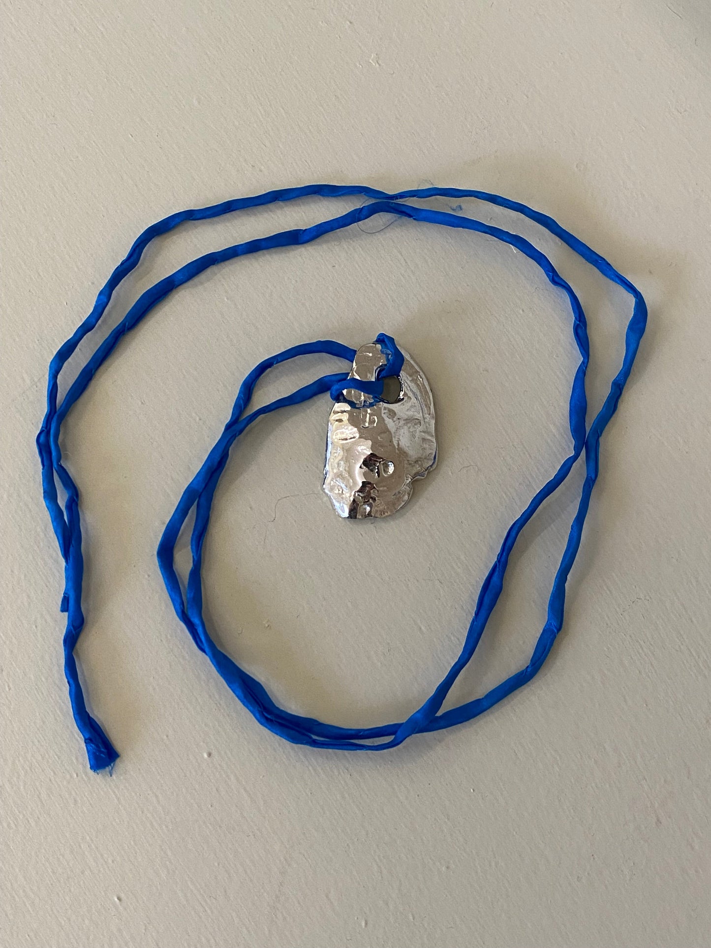 CONCHA SILK NECKLACE