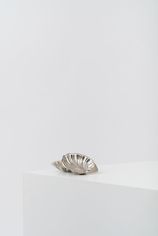 VINTAGE SHELL DISHES SET OF 2