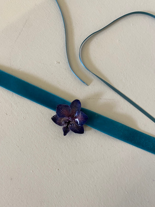 BRIGHT BLUE ORCHID VELVET CHOKER