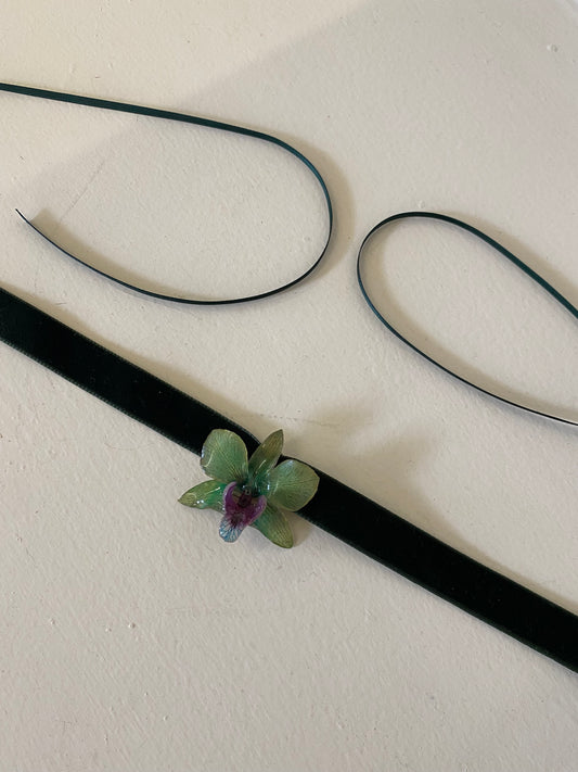 BLACK/GREEN ORCHID VELVET CHOKER