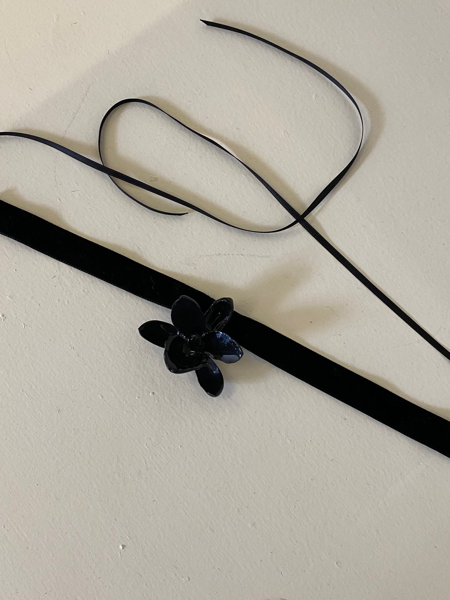 BLACK ORCHID VELVET CHOKER