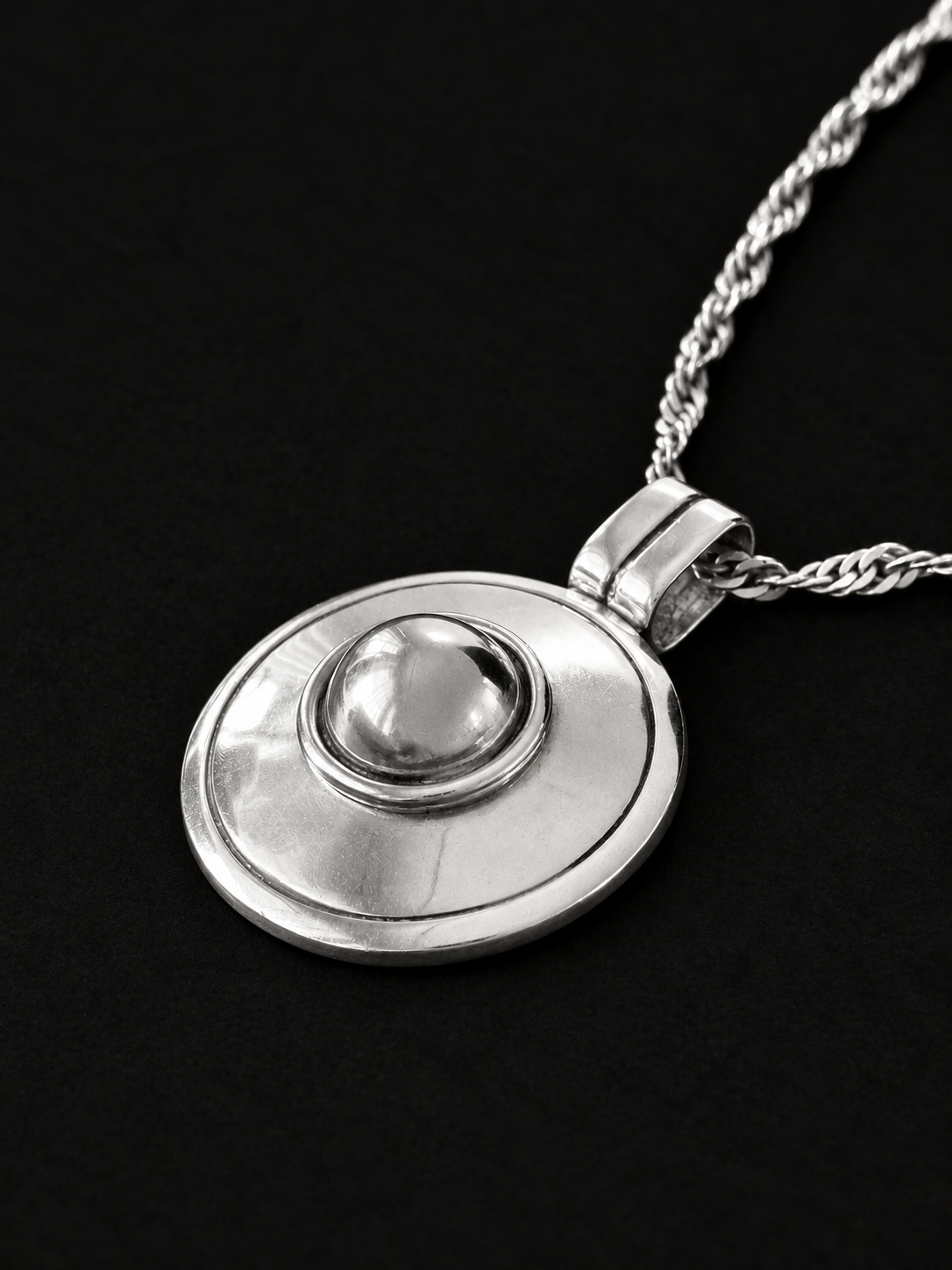 VINTAGE MODERNIST MEDALLION NECKLACE
