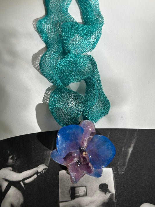 ORCHID NECKLACE BLUE (PIN)