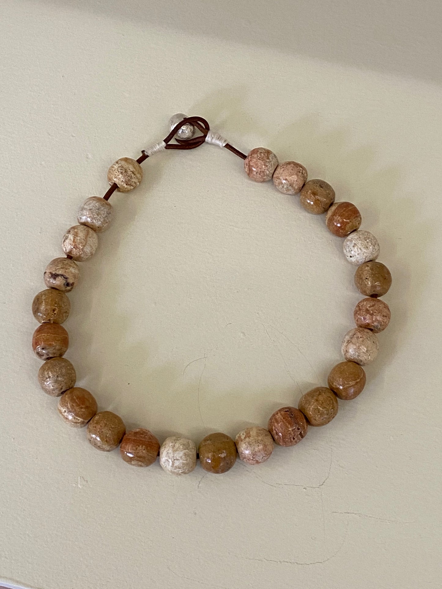 BEIGE MARBLE NECKLACE